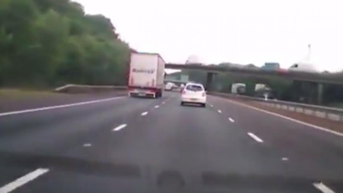accident grav in marea britanie un roman sofer de tir loveste o masina pe autostrada video