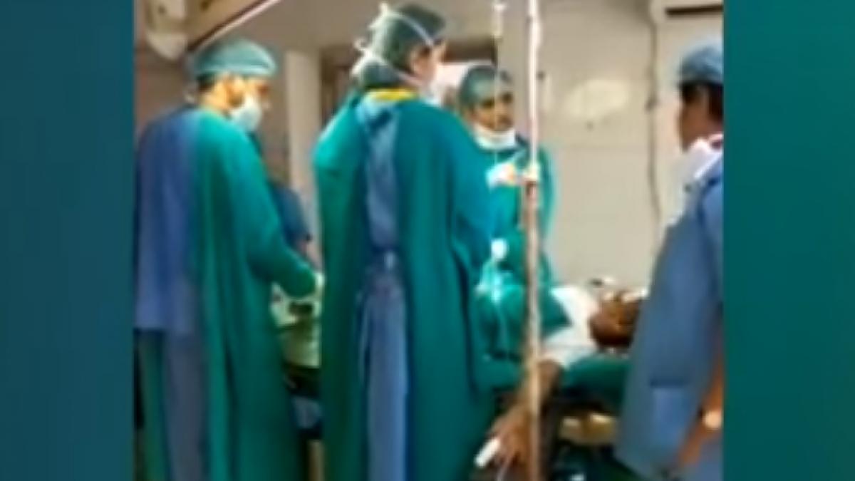 doi medici au inceput sa se certe in timpul unei nasteri prin cezariana bebelusul a murit video