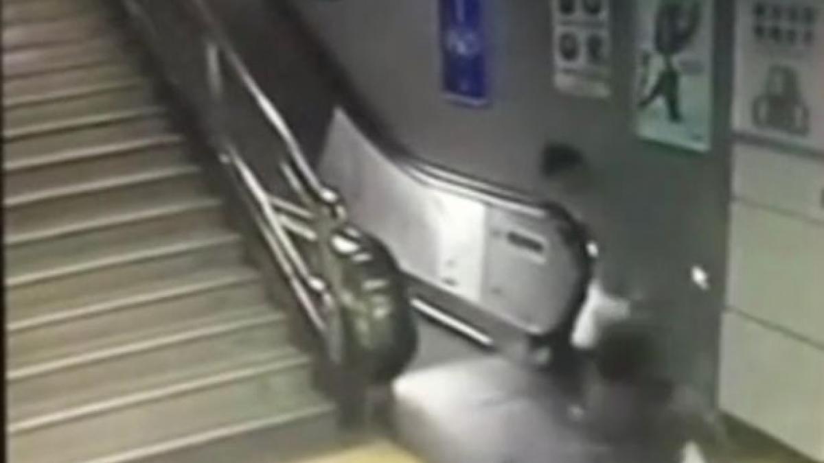 imagini socante la metrou podeaua a cedat sub ea si a fost inghitita sub pamant video