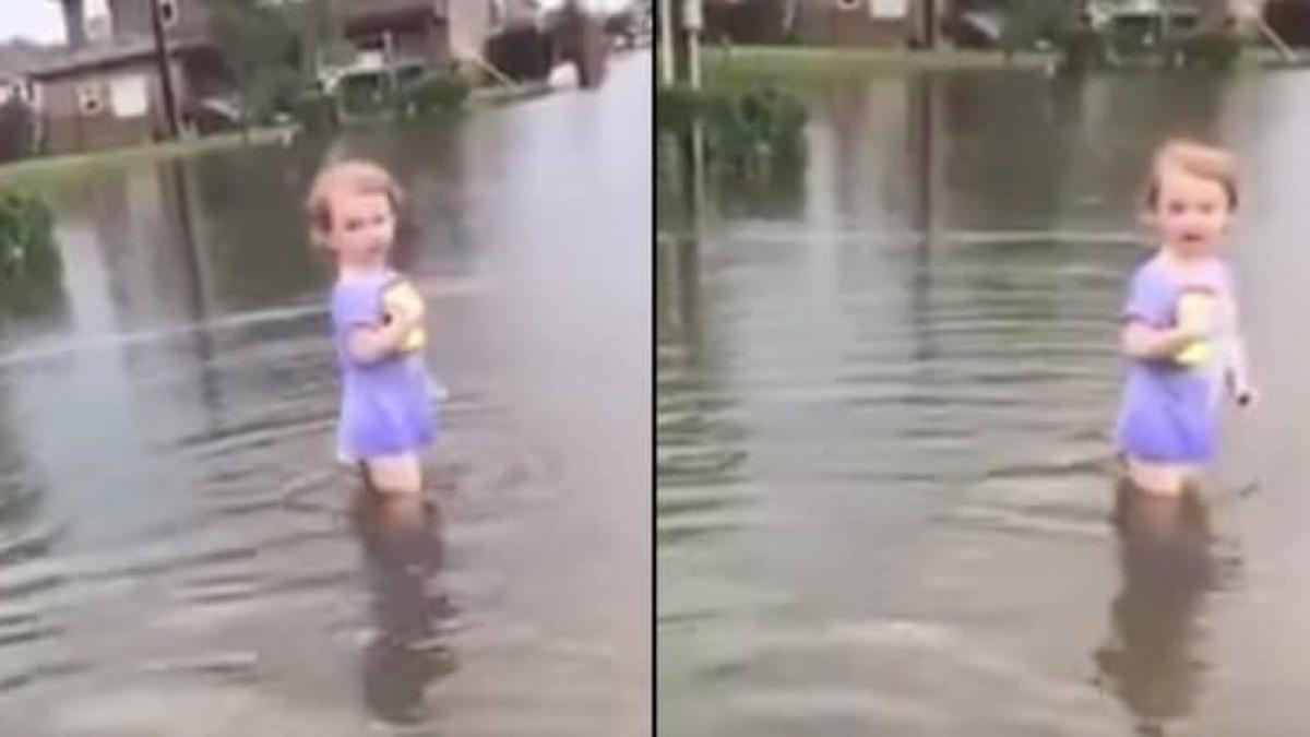 a vazut o fetita de trei ani cu un biberon in mana ratacind prin apa care le a inundat orasul s a