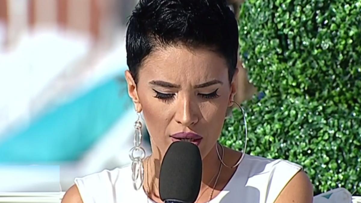 adelina pestritu moment jenant la tv i s a despicat toata rochia pe spate in timpul emisiunii