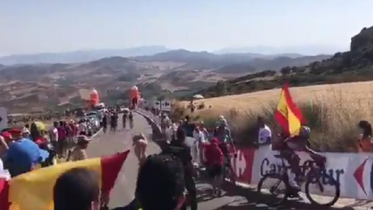 ciclist rus doborat de un spectator la turul spaniei am zburat peste gard si am cazut in sant video
