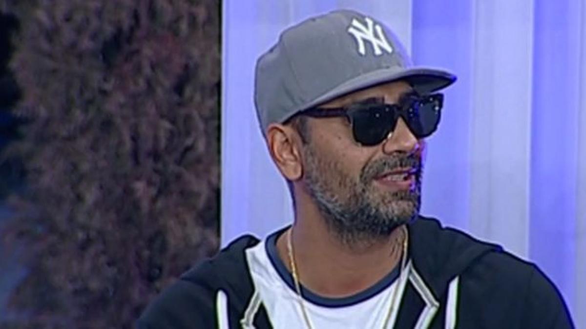 connect r si a facut doua tatuaje pentru fiica si sotia lui ce si a desenat artistul pe maini