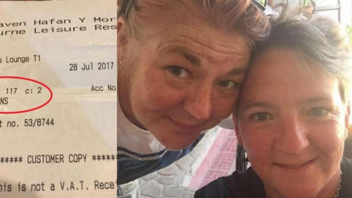 doua femei au iesit sa ia masa impreuna cand au vazut ce le a scris chelnerul pe nota de plata au