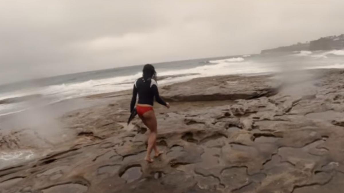 faceau o plimbare pe malul marii cand tanara s a indepartat de iubit si s a indreptat spre mare