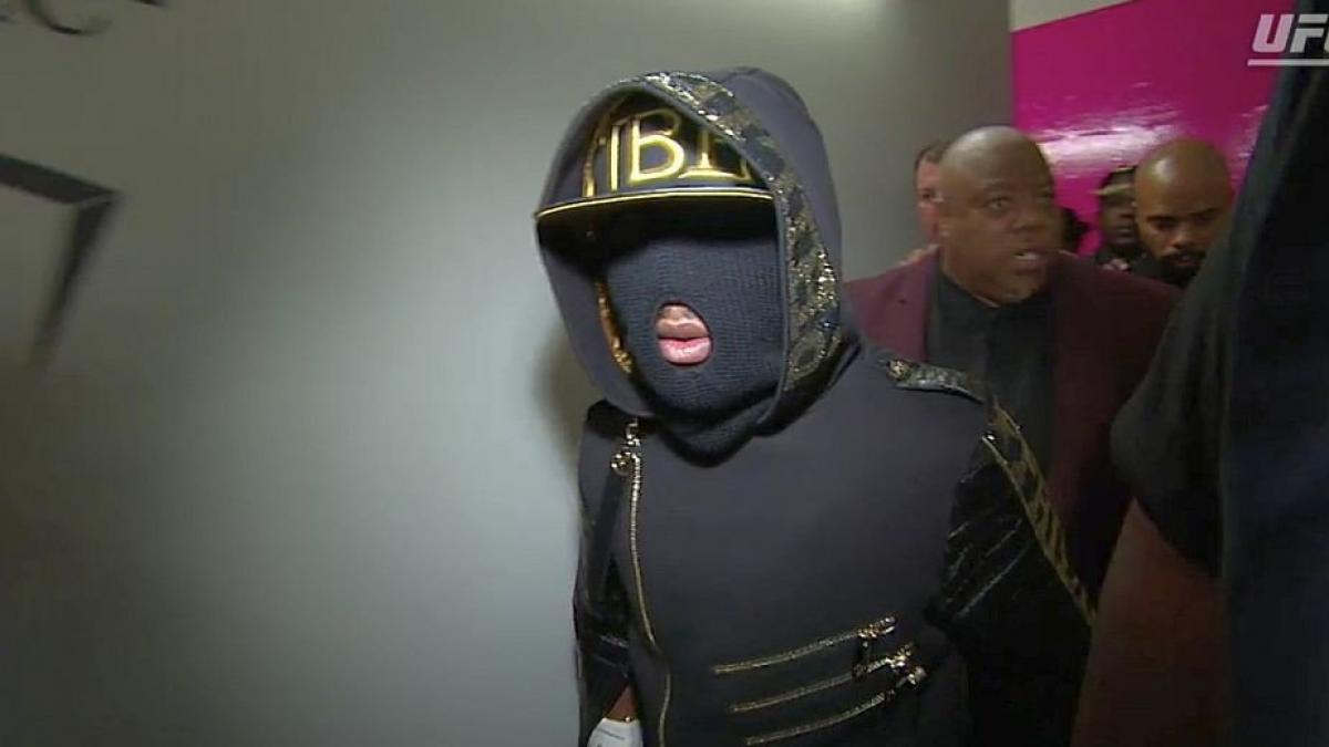 motivul pentru care mayweather a purtat masca la intrarea in ring inainte de meciul cu mcgregor