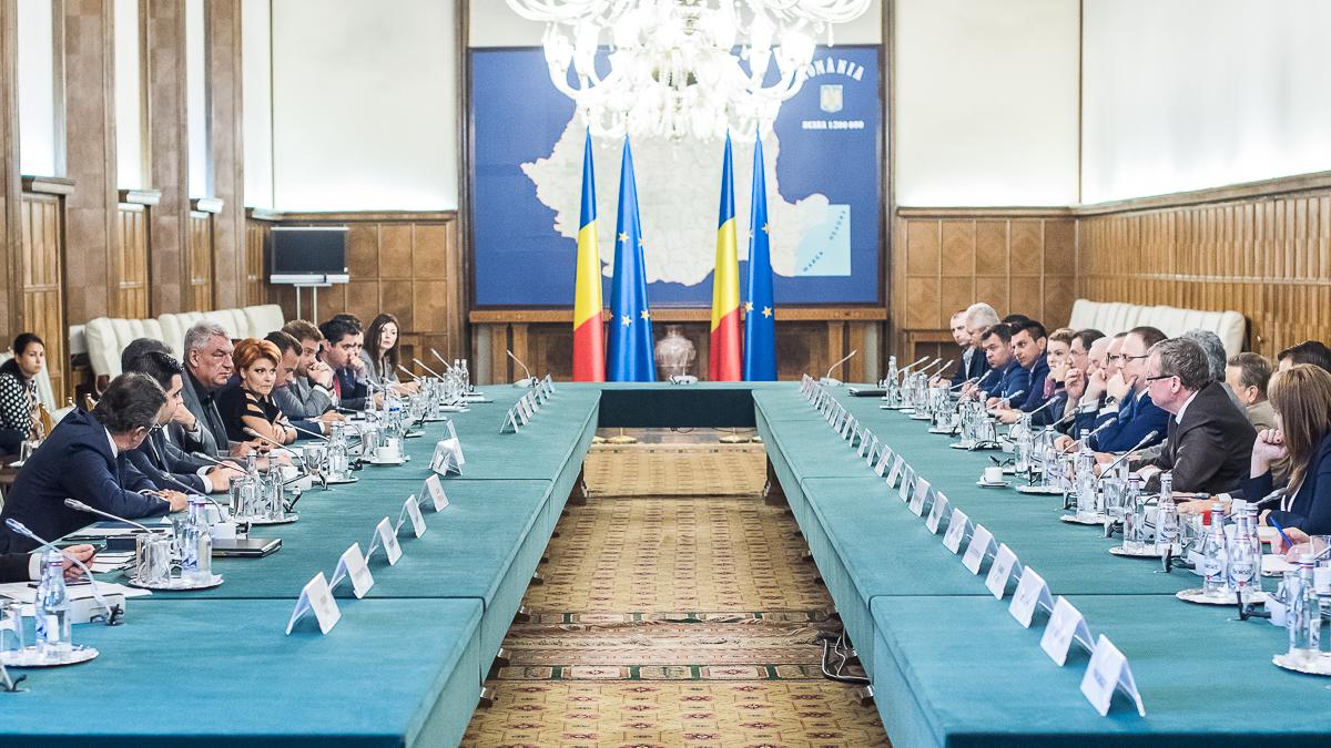 probleme in guvernul tudose inca un ministru luat in vizor de opozitie i se cere demisia