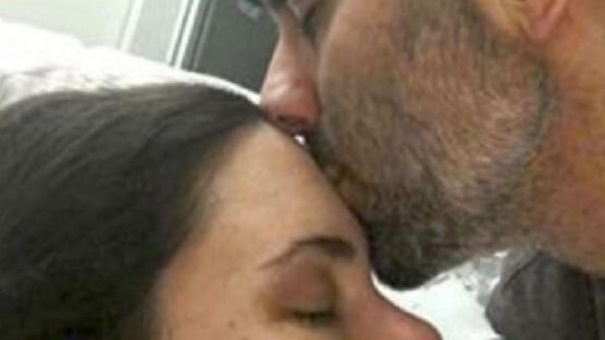 sotia i a murit in brate la spital distrus de durere barbatul a bagat un plic in buzunarul