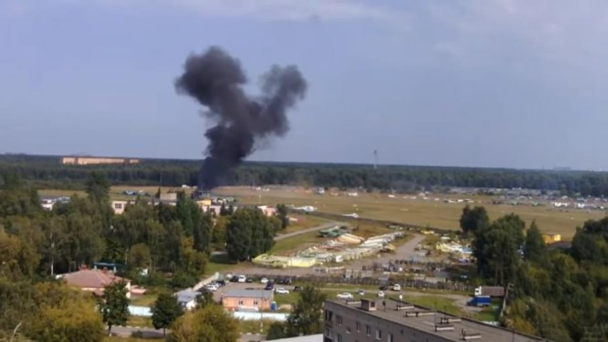 un avion s a prabusit langa moscova doua persoane au murit video