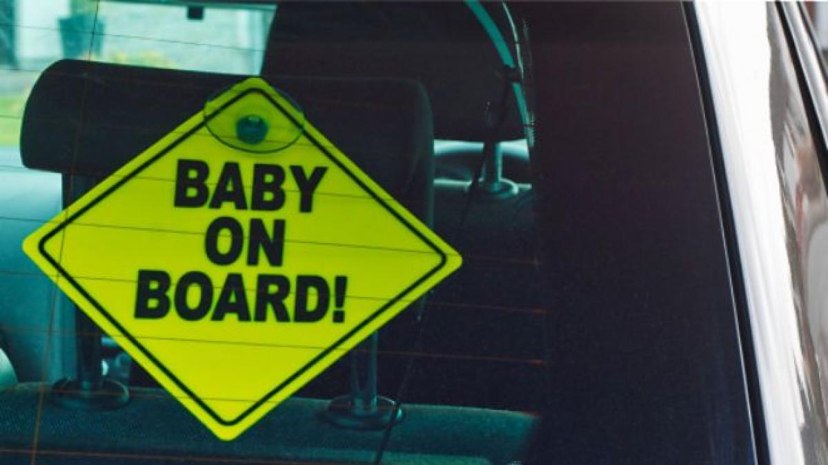 ai masina de ce e bine sa lipesti acest semn pe geam chiar daca nu ai copil