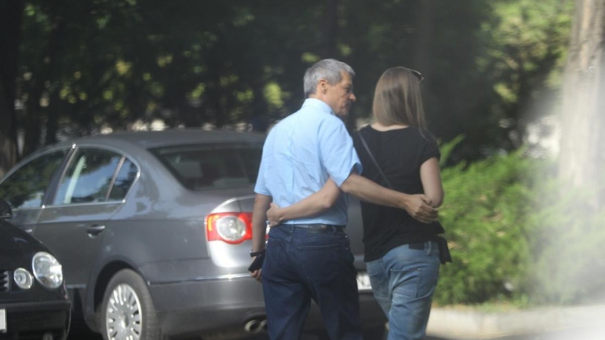 cine este tanara surprinsa in compania lui dacian ciolos face parte din compania de pr a lui putin