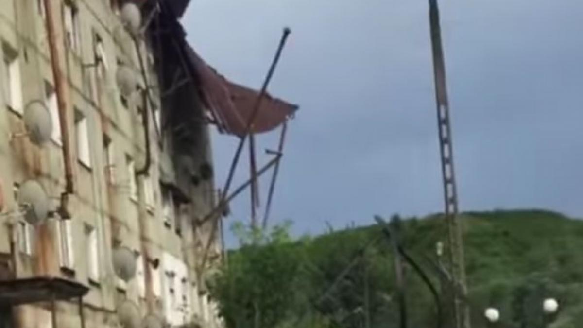 vremea rea a facut prapad in tara acoperisuri smulse copaci rupti si drumuri blocate