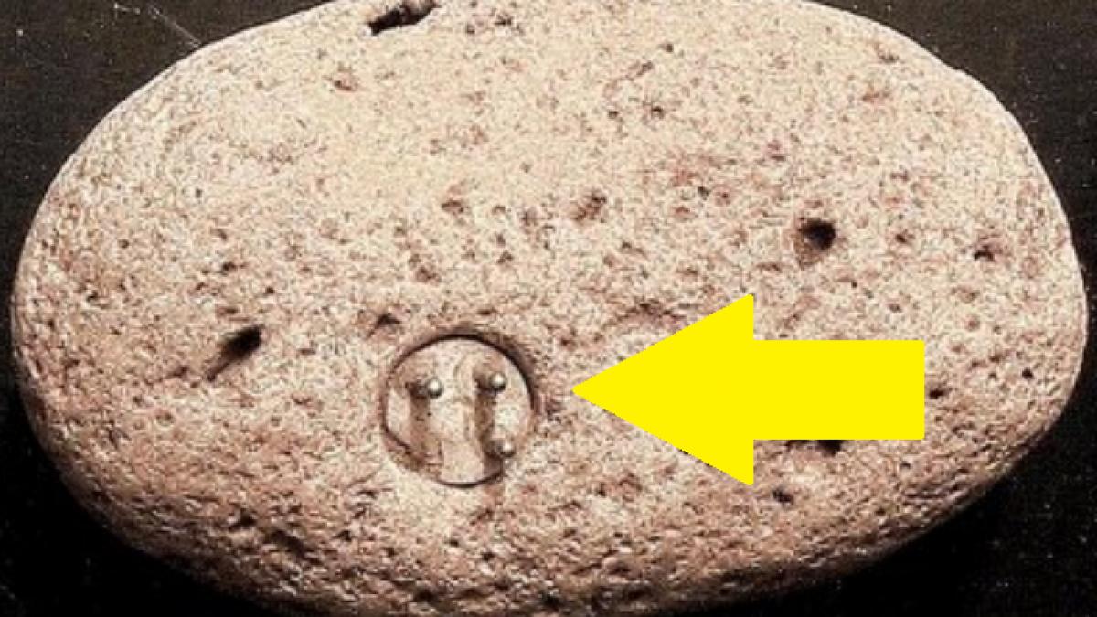 era pe munte intr o drumetie cand a gasit chestia asta ciudata intr o piatra ce a gasit inauntru