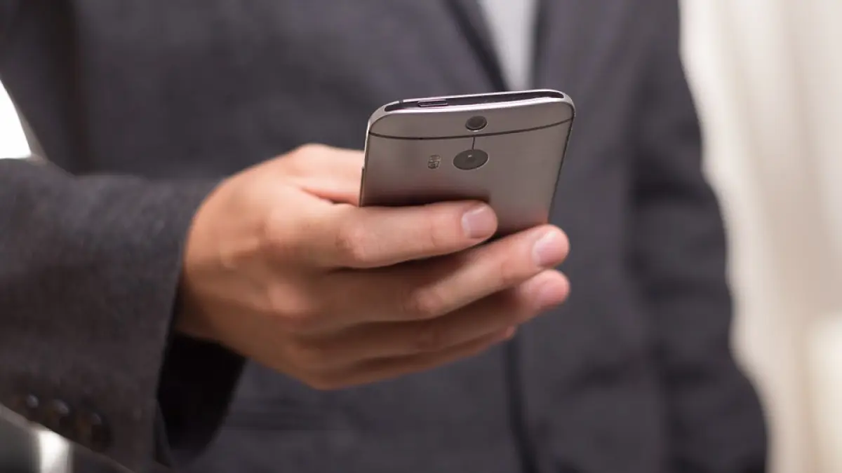 i a explodat smartphone ul si i a ars toate degetele de la mana dreapta victima cere daune uriase