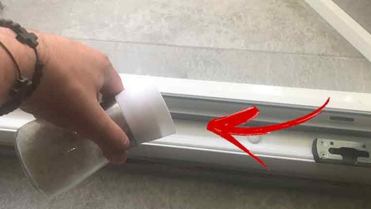 a presarat sare pe tocul geamurilor cand vei vedea ce efect are vei face si tu asta