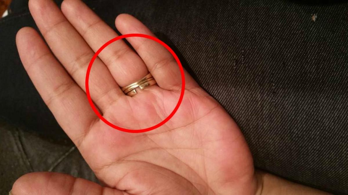 aceasta femeie a fost casatorita o singura data dar poarta mereu doua verighete intregi si una