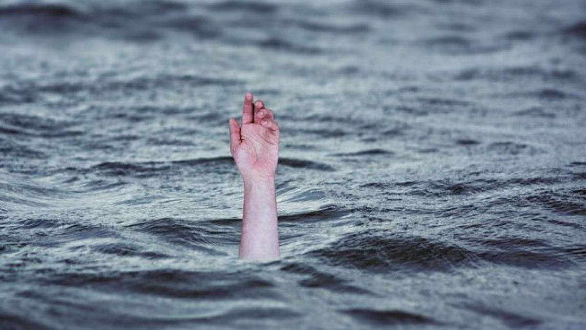 un barbat a murit dupa ce s a scufundat cu tot cu masina in olt ce spun martorii