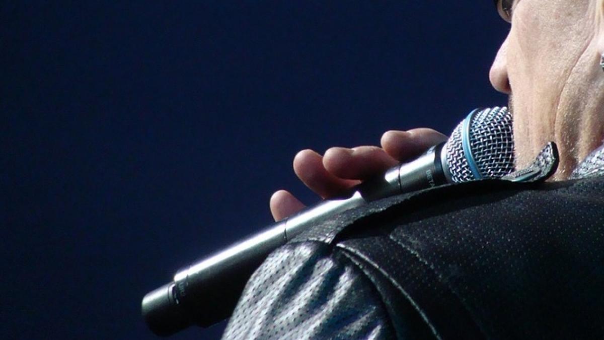 un cantaret celebru a fost hartuit de un infractor ce i a facut artistului