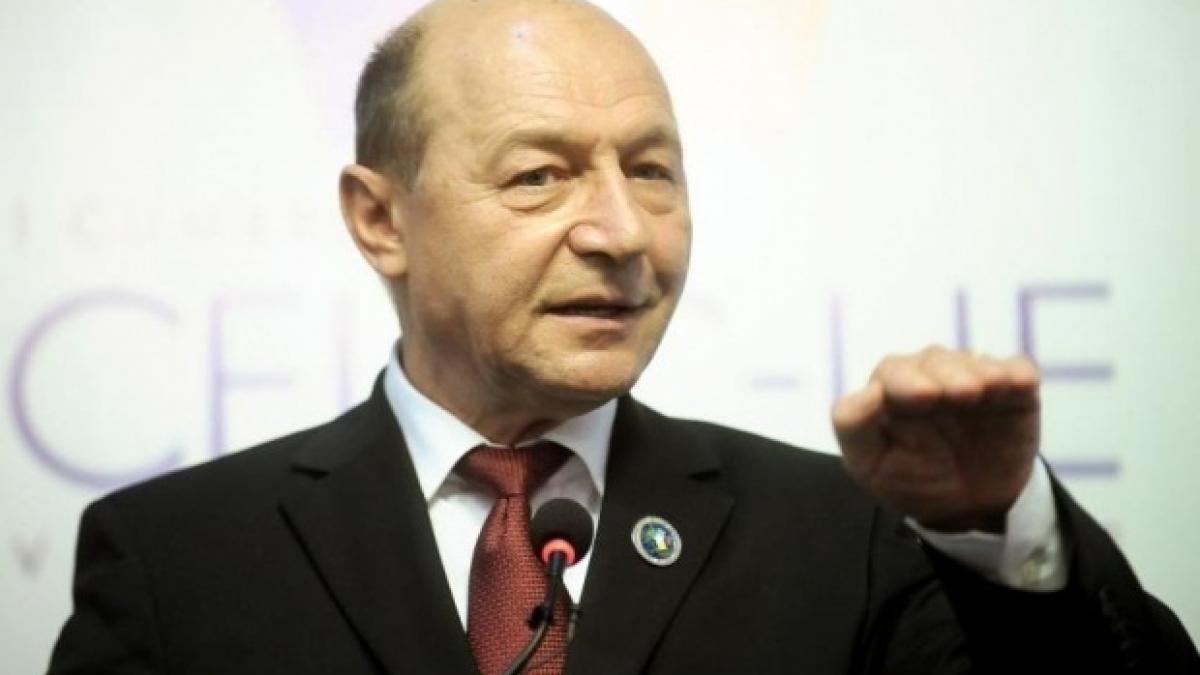 traian basescu prins incalcand legea fostul presedinte risca sa fie amendat