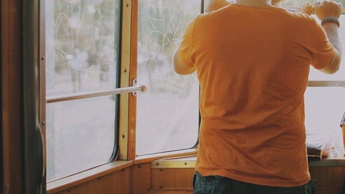 un barbat a purtat acelasi tricou timp de mai bine de 20 de ani fiica acestuia a aflat motivul in