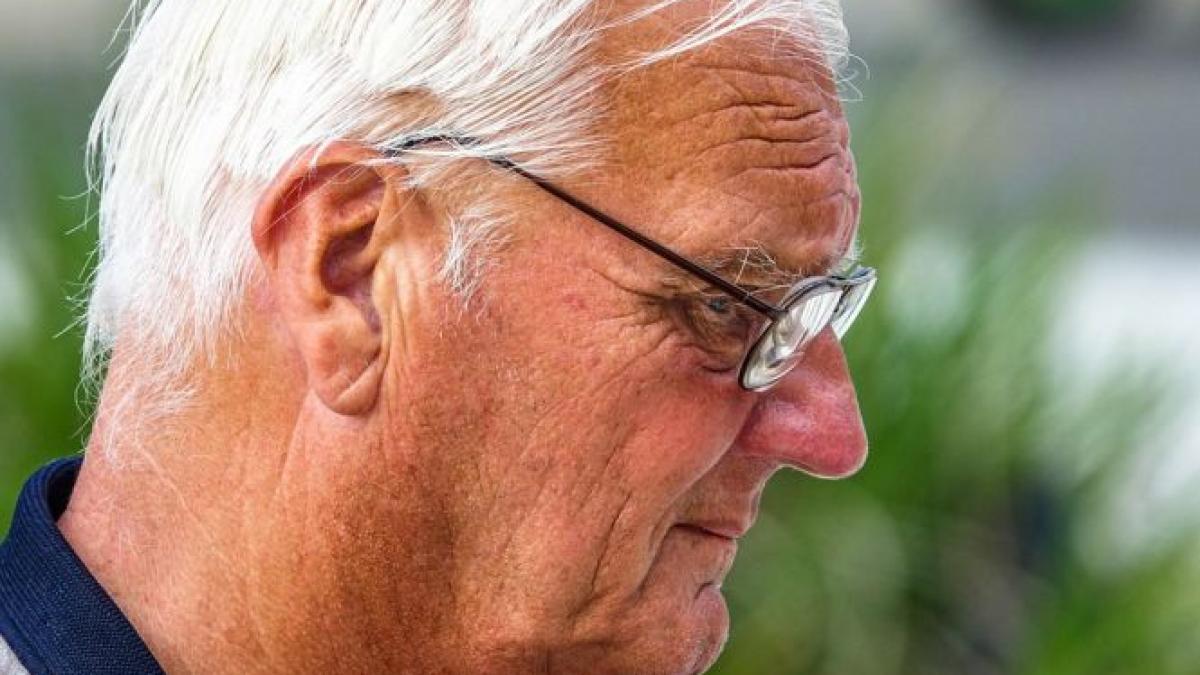 fiul ii murise de 20 de ani dar batranul tata a primit o carte postala de la el si abia atunci a