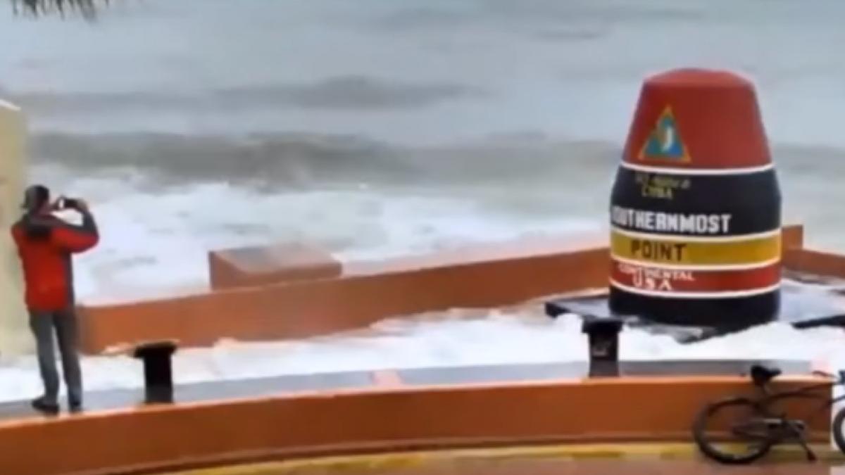 imagini cu momenul in care un tanar a fost lovit de uraganul irma video