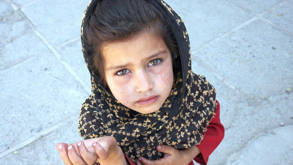 o noua escrocherie a aparut pe strazile din romania ce se intampla daca o fetita murdara vine la