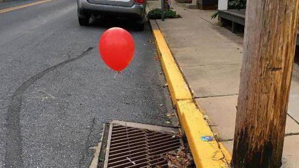 au legat baloane rosii de toate gurile de canal din cartier mesajul transmis de politie suntem