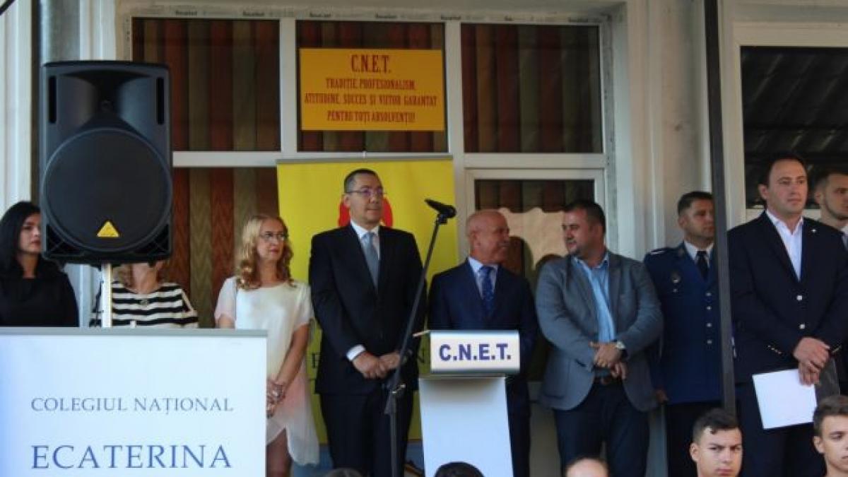 directoare de liceu imbracata nepotrivit la festivitatea de deschidere a anului scolar cum a fost