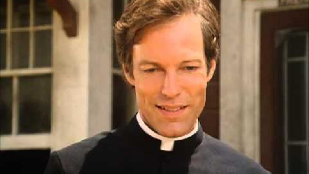 iti mai amintesti serialul pasarea spin uite cum arata acum preotul sexy care a frant inimile