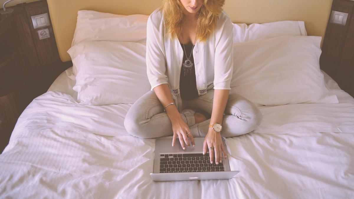 un barbat a intrat de la distanta pe laptopul care i a fost furat si a aflat ca era folosit de o