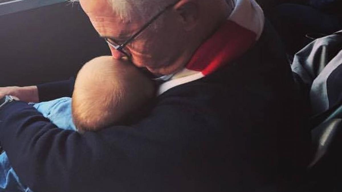 un inalt oficial a postat imaginea asta pe facebook cu o mana isi tinea nepoata si cu cealalta