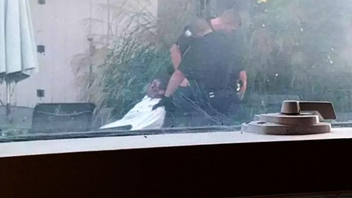 vineri seara stateau linistiti in casa lor cand au auzit ca cineva le batea la usa era calm se uita