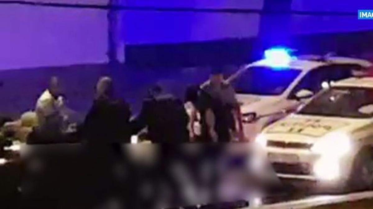 bataie pe o strada din bucuresti politisti si jandarmi filmati in timp ce calca in picioare un