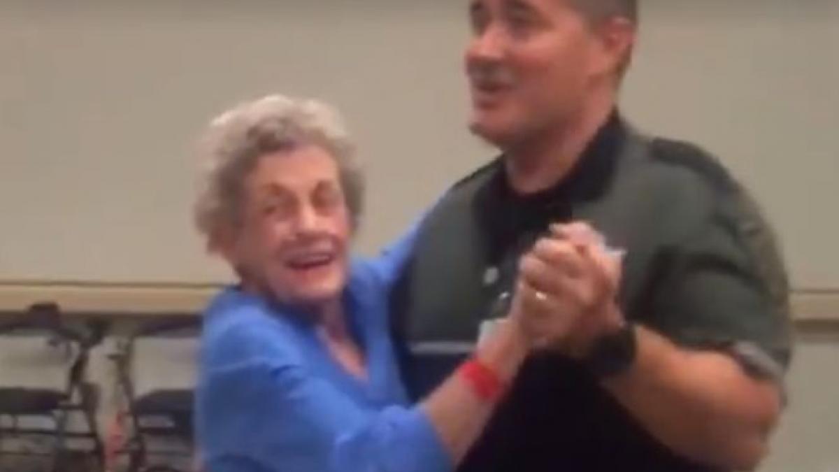 era singura si deprimata intr un adapost pentru victimele uraganului irma politistul a intrebat o