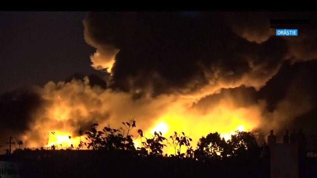 incendiu la o fabrica de uleiuri din orastie pe o suprafata de 5 000 metri patrati 300 de persoane