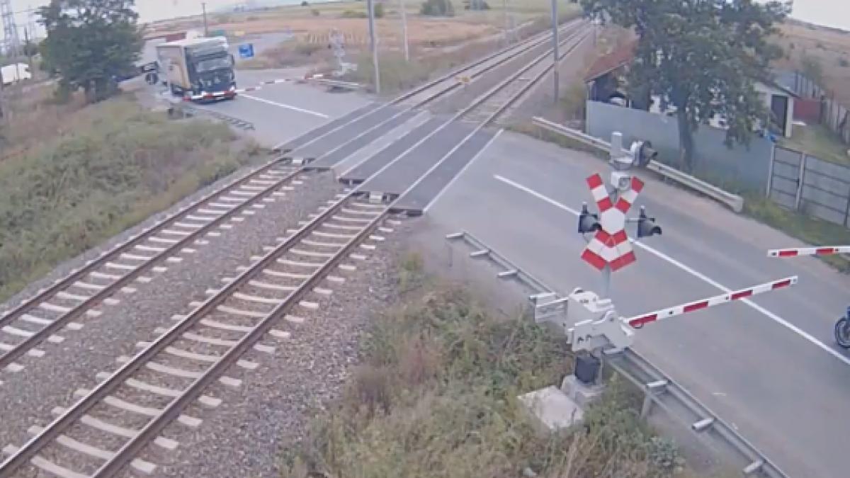 un aradean a trecut prin fata trenului si a facut semne obscene ce s a intamplat apoi video