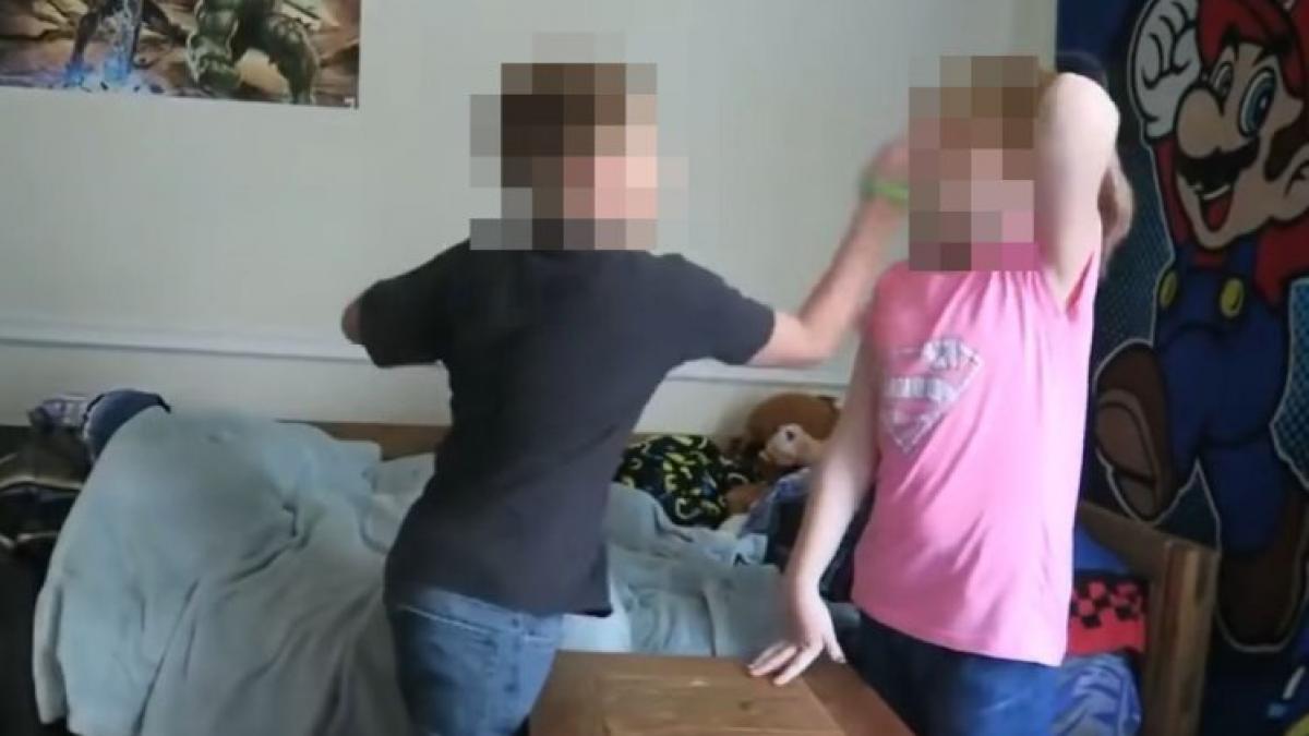 un barbat si a incurajat fiul sa si bata sora si a filmat intreaga scena ea nu se pune la socoteala