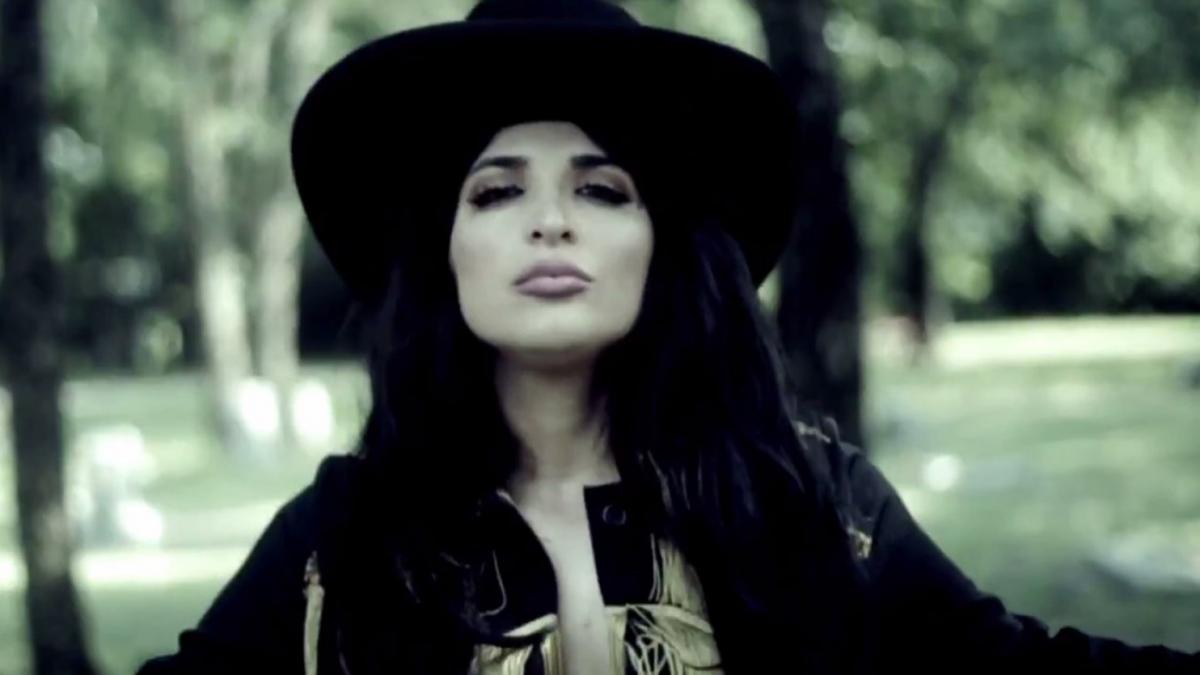 un om fara adapost a rugat o pe cantareata sa si mute bolidul a scos pistolul si l a impuscat de