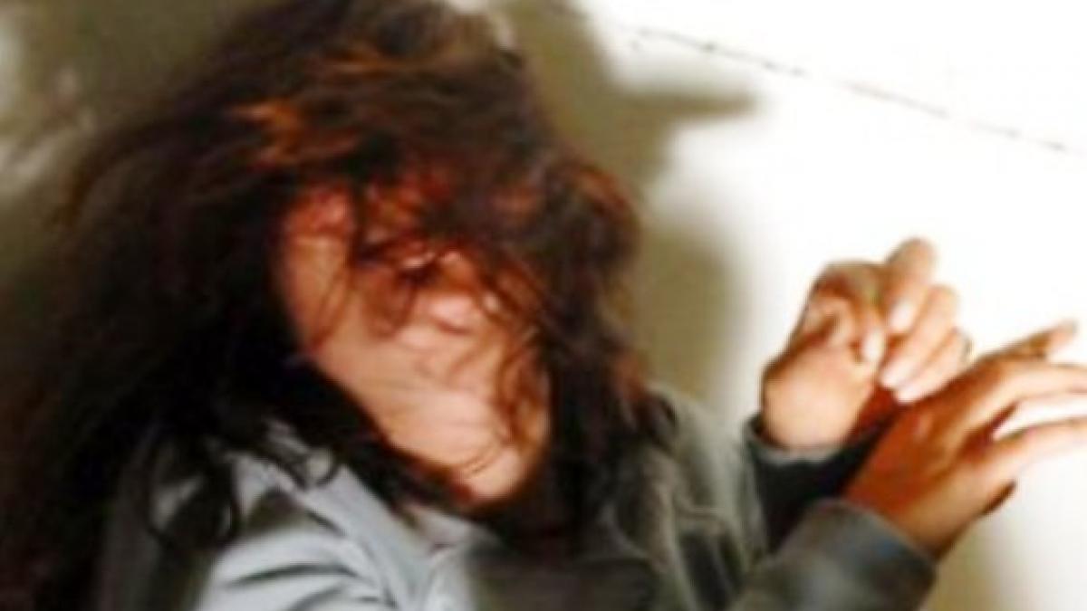 ce au putut sa faca doi romani aflati in italia unei fete de 25 de ani pentru cinci euro