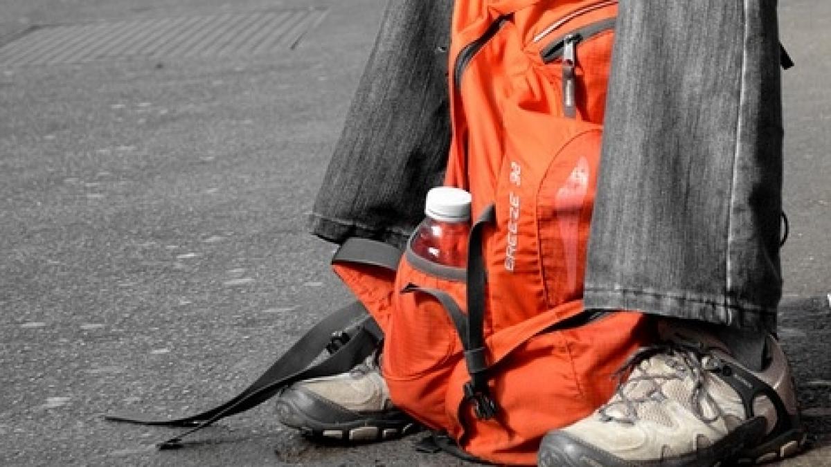 doi pensionari italieni i au furat rucsacul unui muncitor roman la un supermarket