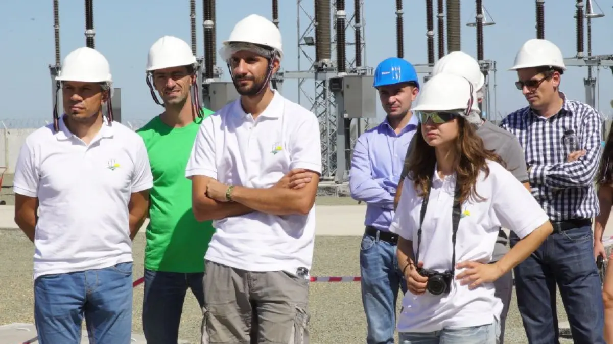greenpeace romania si rwea in vizita la parcul eolian din facaeni