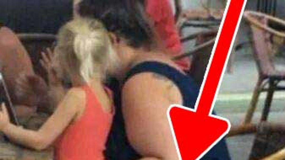 imaginea care a uimit internetul mama isi tine fiica in brate la mall si cineva le a facut o poza