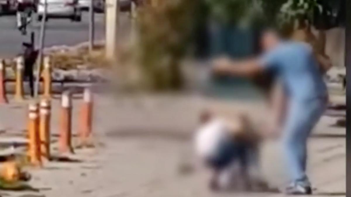 imagini socante o mama cu un copil este lovita cu pumnul de un barbat in plina strada