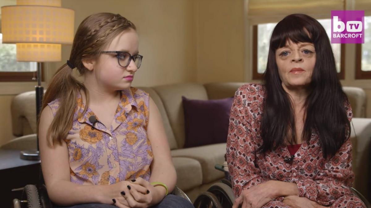 iubitul a parasit o cand era insarcinata 19 ani mai tarziu mama si fiica au curaj sa si arate