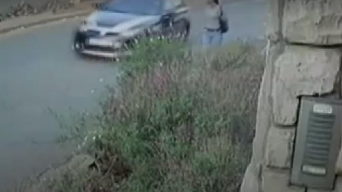 o femeie s a batut cu hotii care voiau sa i fure geanta au amenintat o cu arma dar nu a renuntat ce