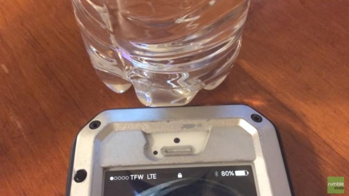 experiment spectaculos ce se intampla daca iti pui telefonul langa o sticla cu apa