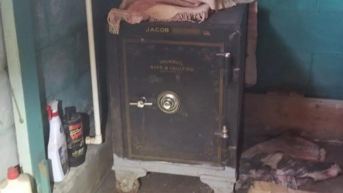 le murise de curand unchiul asa ca dupa inmormantare s au dus in casa barbatului in beci au dat