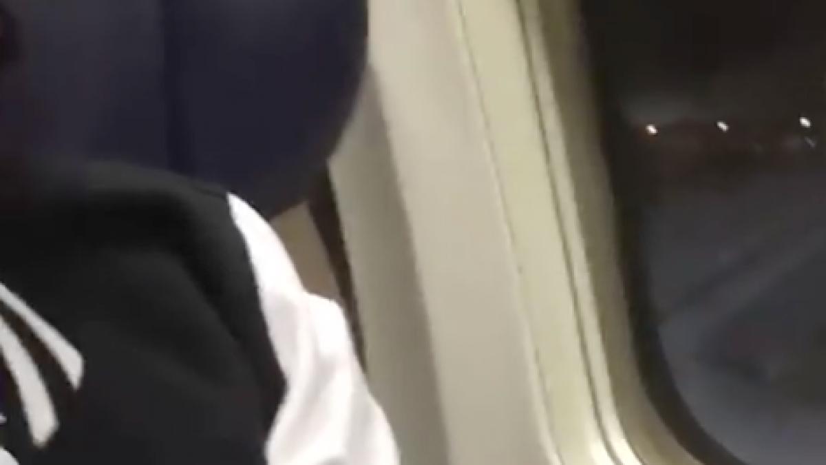 si a luat loc la geam in avion insa a regretat amarnic ce i s a intamplat pe tot parcursul zborului