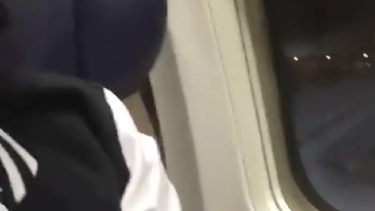 si a luat loc la geam in avion insa a regretat amarnic ce i s a intamplat pe tot parcursul zborului